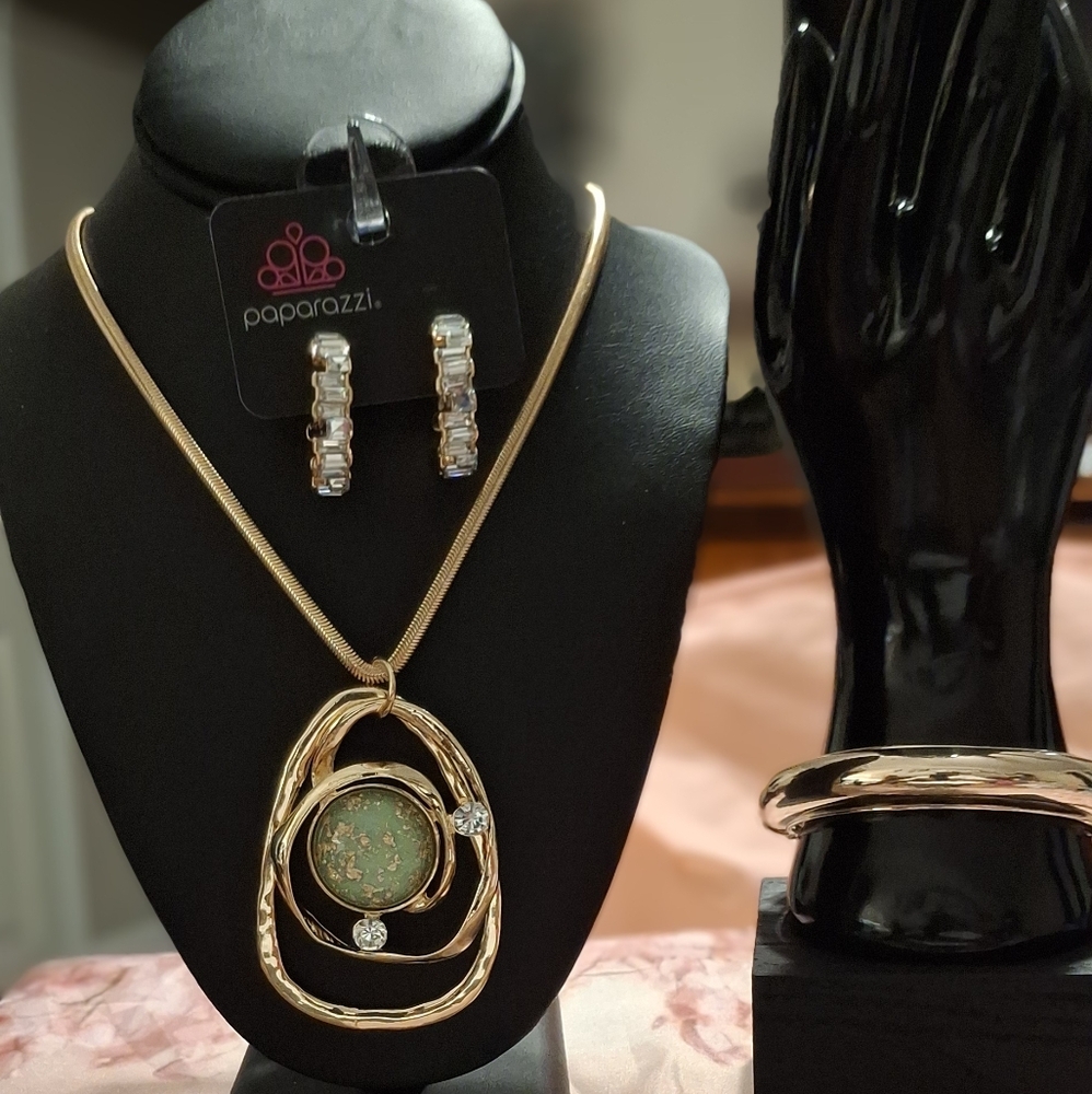 Paparazzi Elegant Gold Necklace with Green Pendant
